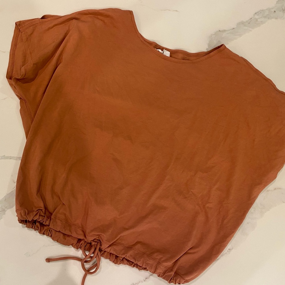 Women's 8 Lululemon cropped & tied t-shirt